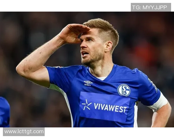 白色飞机头足球明星的传奇人生与赛场风采揭秘