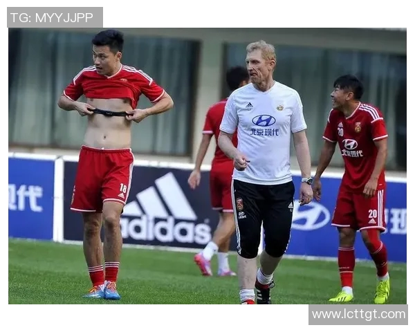 各国足球明星展现完美腹肌的精彩瞬间与健身秘籍分享 各国足球明星展现完美腹肌的精彩瞬间与健身秘籍分享